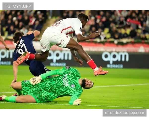 戈洛文蹬踏犯规VAR改判直红 摩纳哥主场2-3遭巴黎逆转